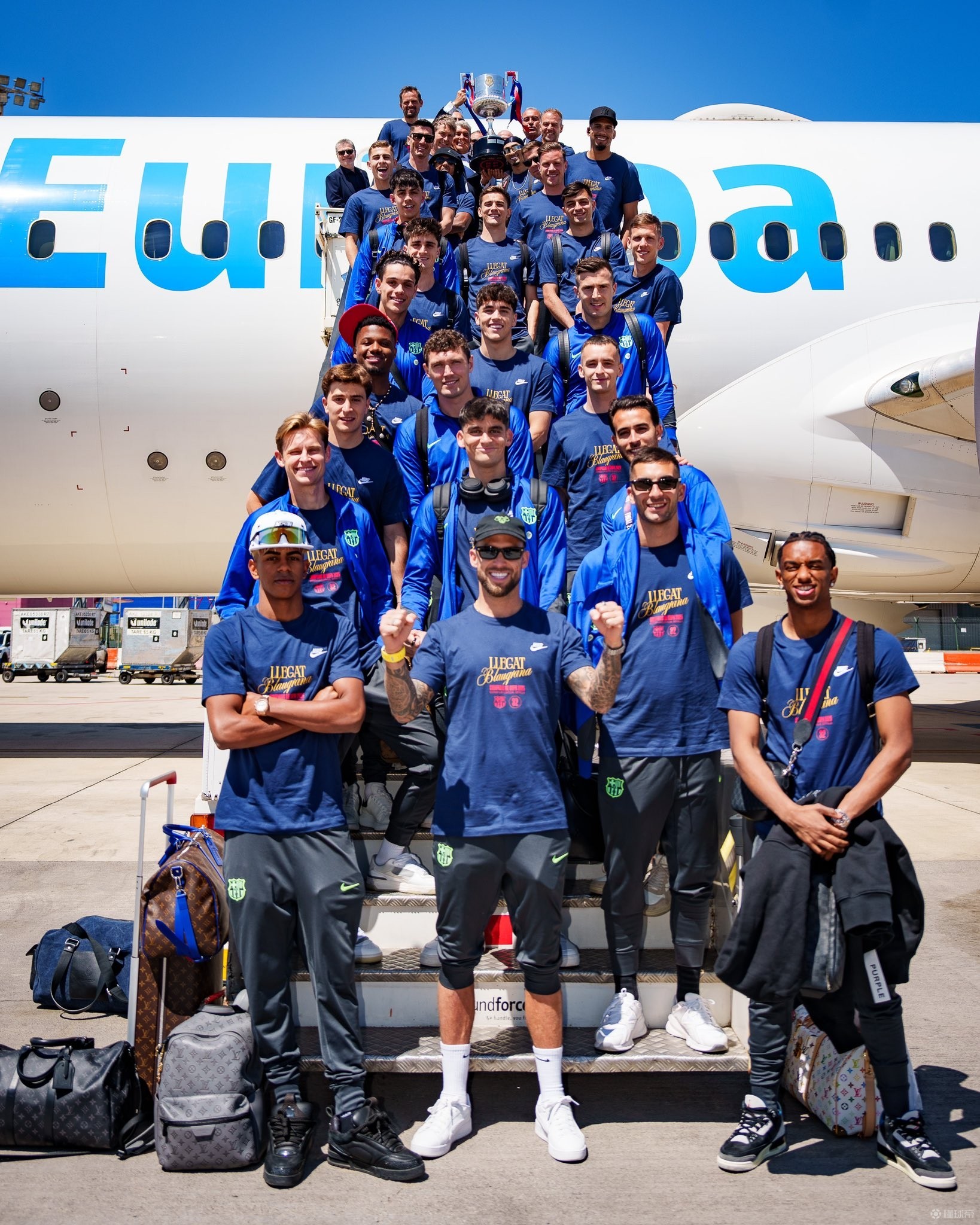 包含佛罗伦萨客场告捷，向联赛冠军发起冲击的词条