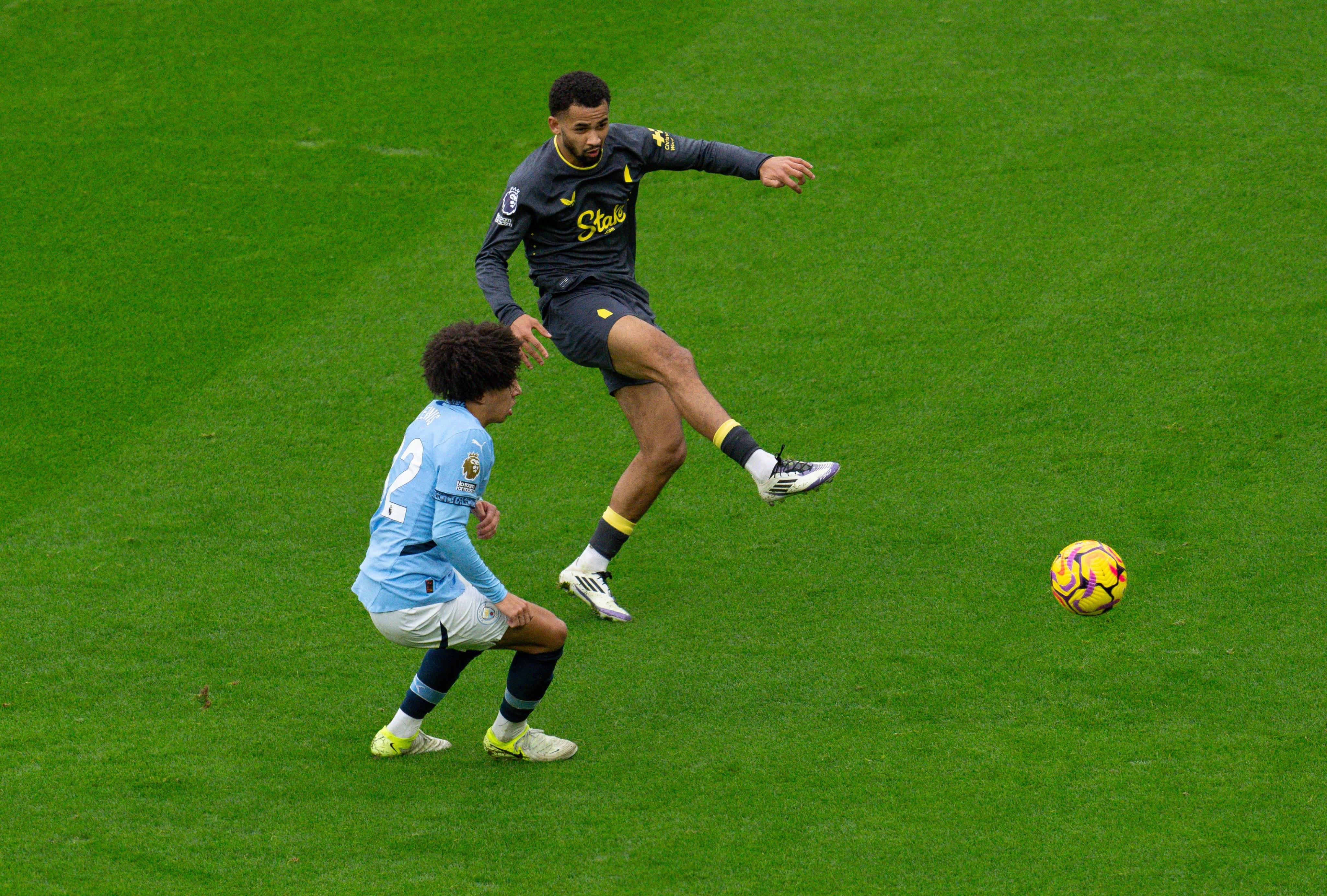 曼联客场逼平埃弗顿，积分暂平的简单介绍